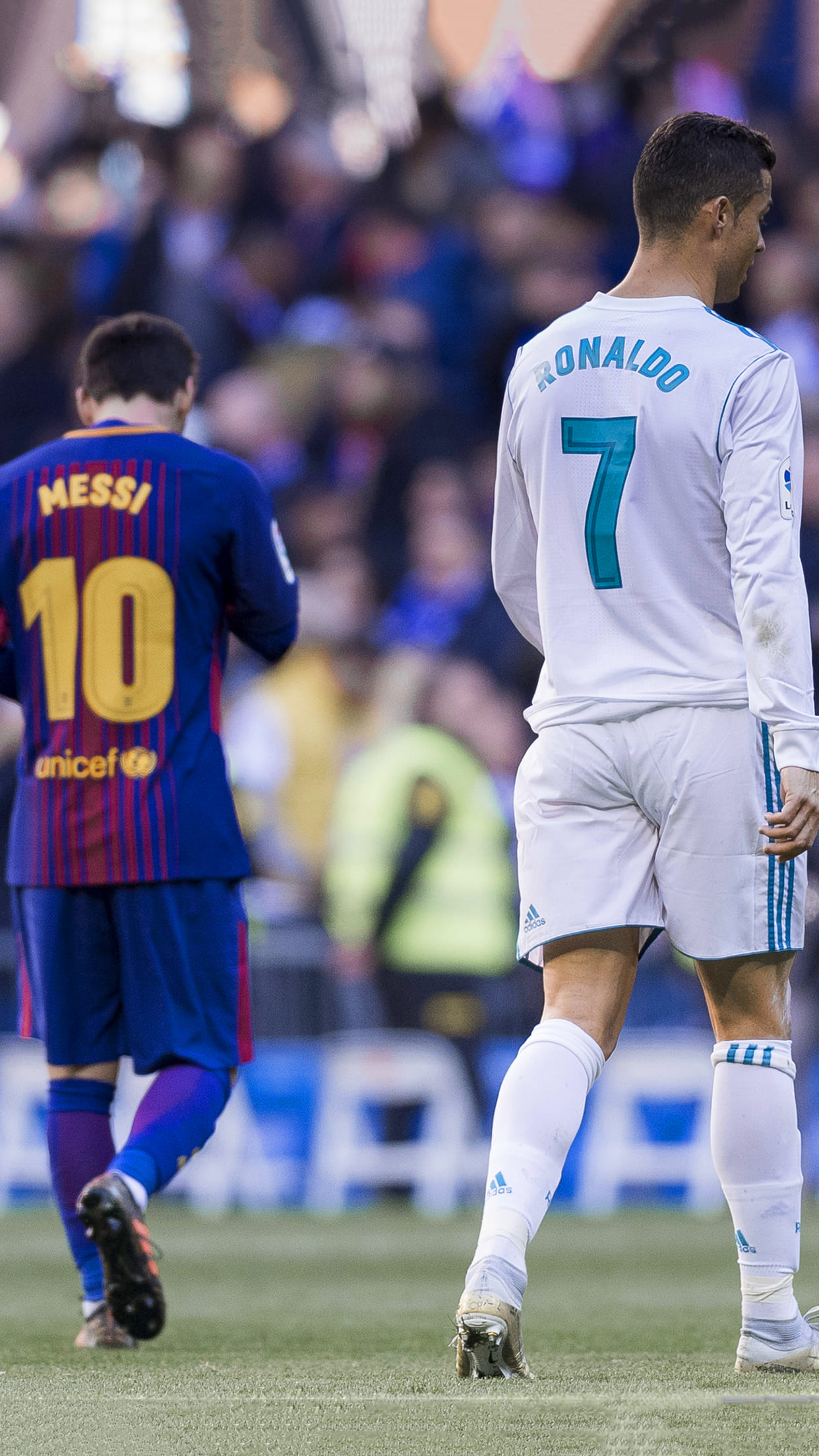 Hình nền Messi và Ronaldo đầy tính nghệ thuật sẽ khiến bạn đắm mình trong khát khao chiến thắng và cống hiến trong cuộc sống. Cùng xem những trái bóng xanh mơn mởn và ánh đèn sân cỏ rực rỡ để truyền cảm hứng và niềm tin.