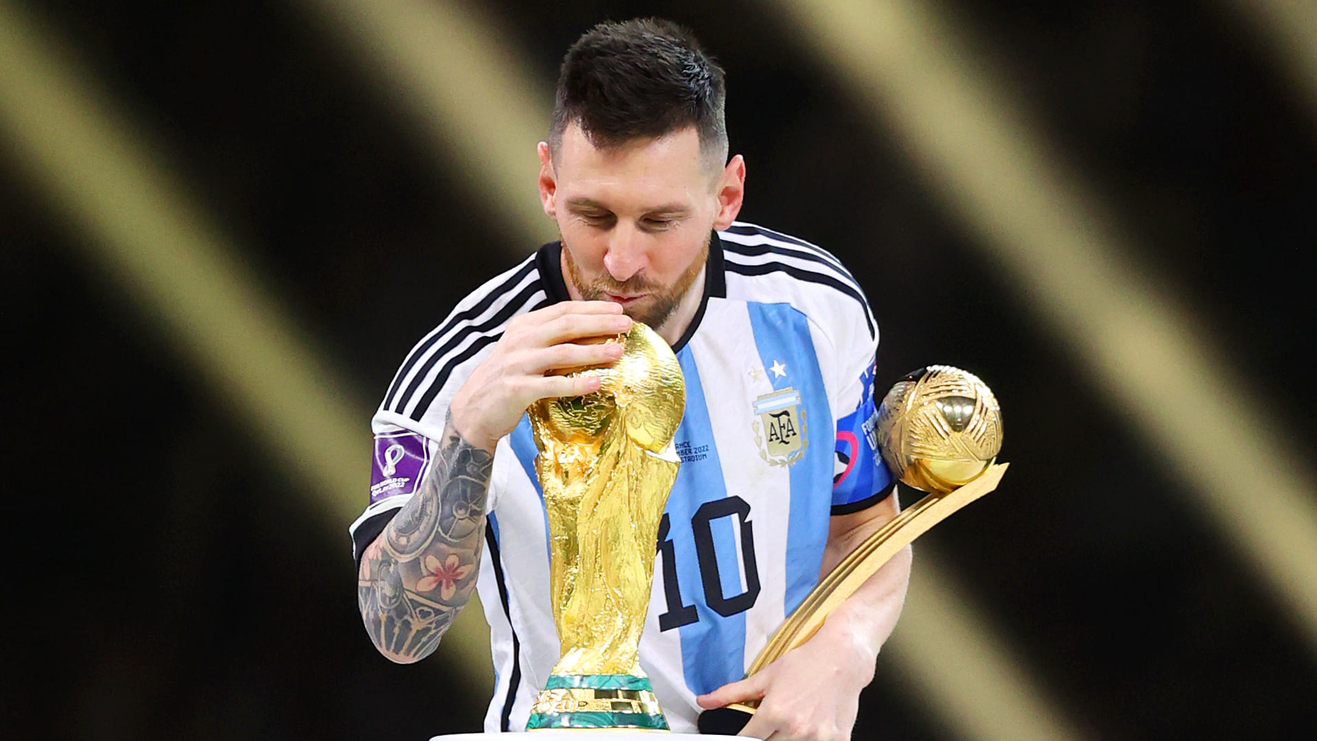 Messi Kissing World Cup Wallpapers