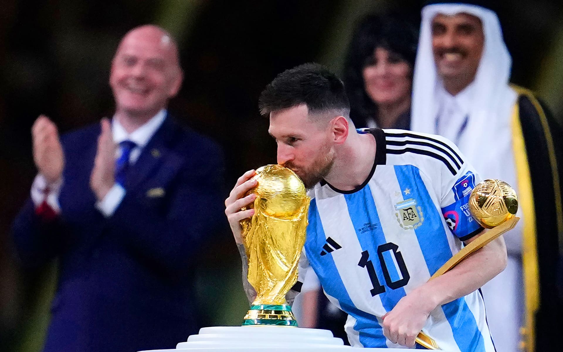 Messi Kissing World Cup Wallpapers