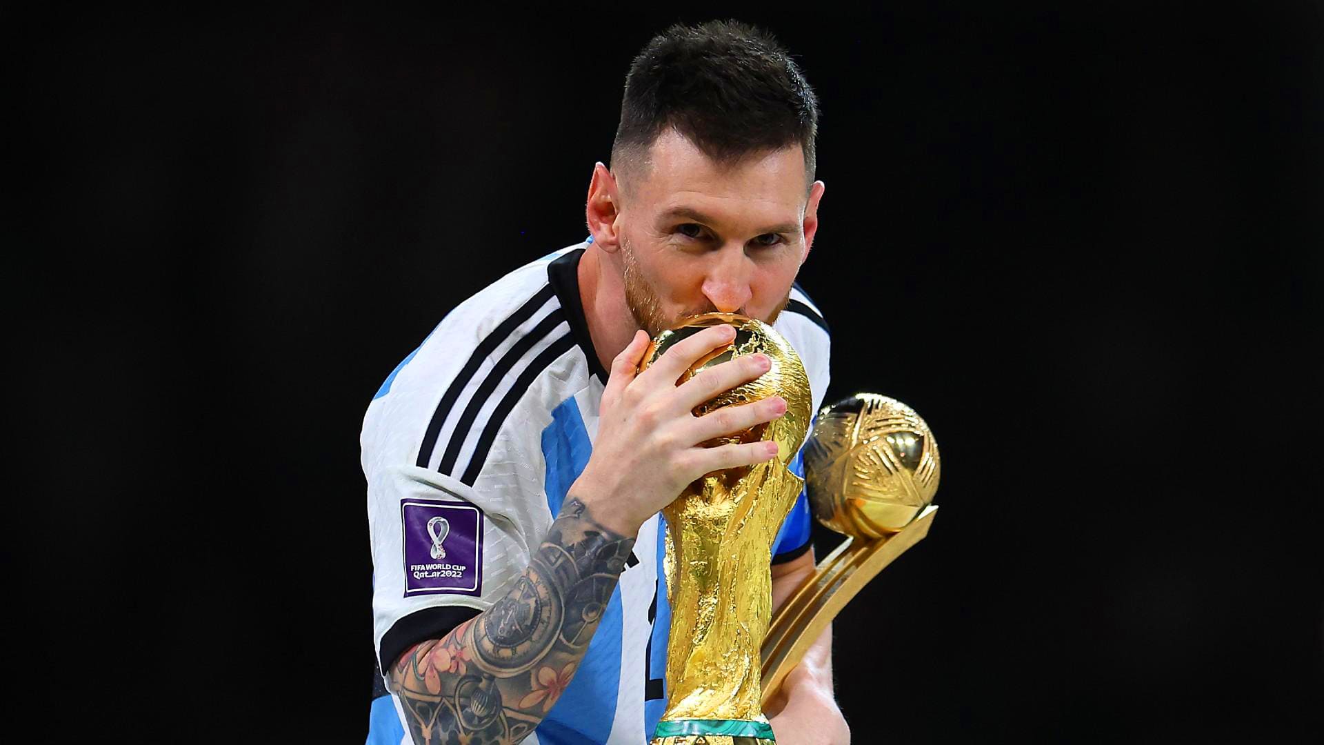 Messi Kissing World Cup Wallpaper - TubeWP