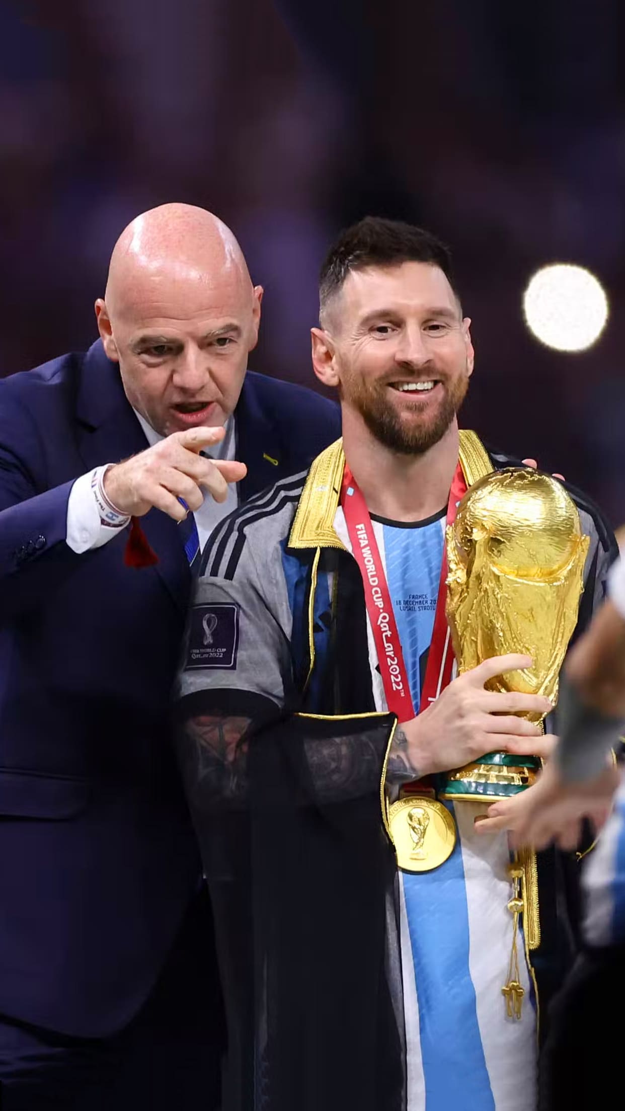 Messi với chiếc cúp là hình ảnh hoàn hảo cho các fan hâm mộ của anh chàng. Với hình nền này, bạn sẽ cảm nhận được niềm vui của Messi khi đạt được mục tiêu lớn nhất trong sự nghiệp bóng đá của mình. Hãy cùng chia sẻ niềm hạnh phúc này khi đặt hình nền này làm background cho thiết bị của bạn.