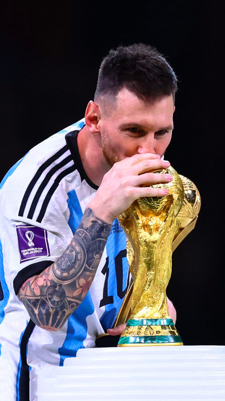 Messi World Cup Trophy Wallpaper - TubeWP
