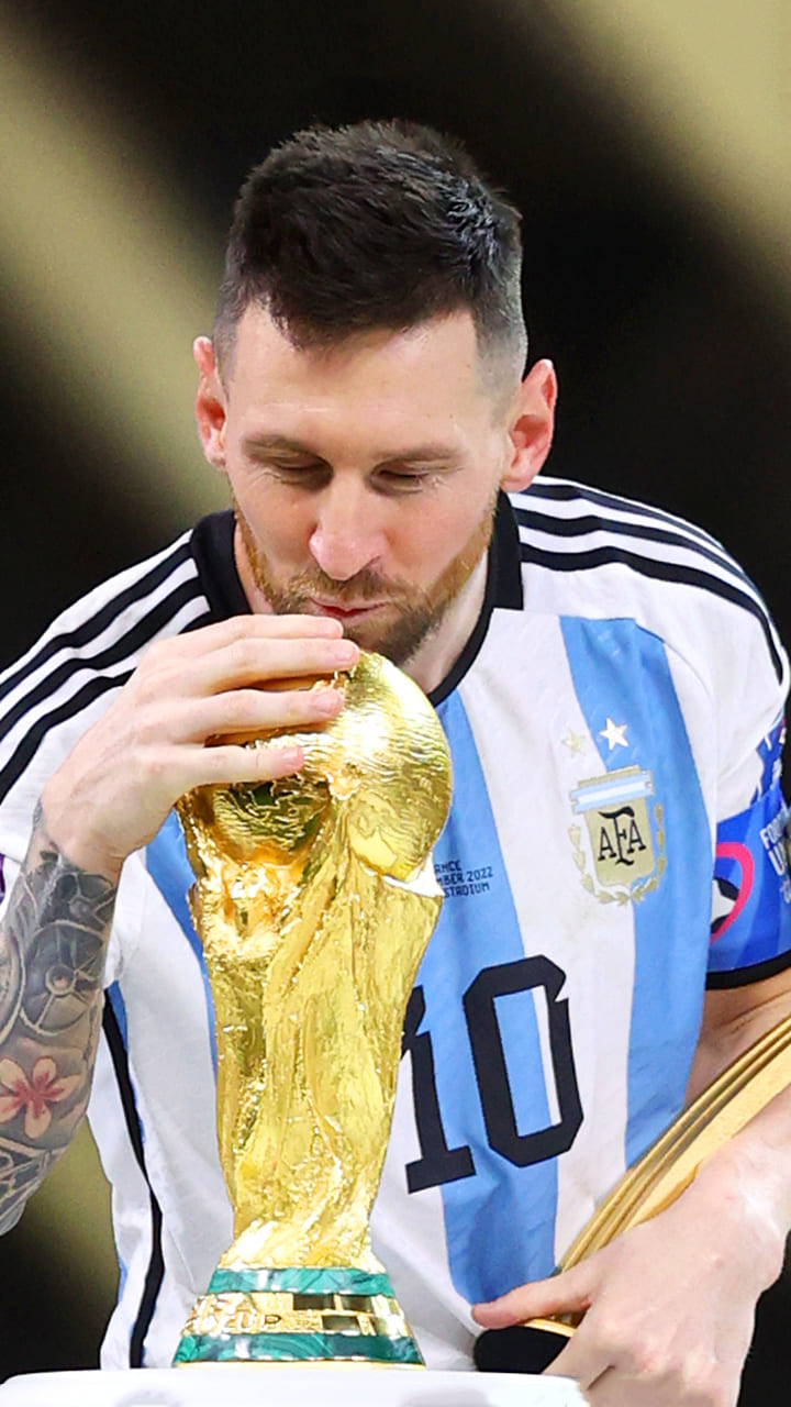 Messi World Cup Trophy Wallpaper - TubeWP
