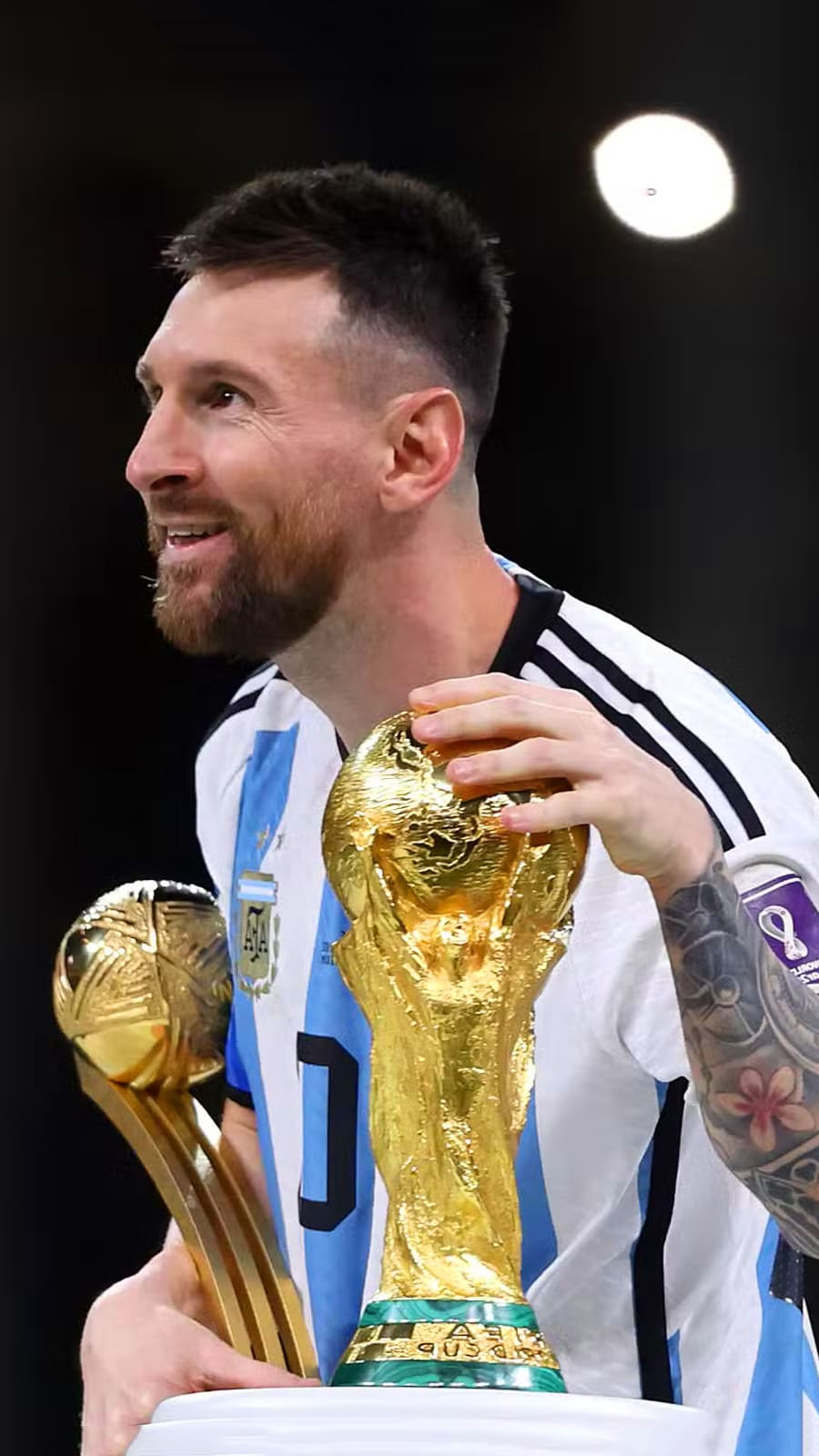 Bức ảnh Messi World Cup Trophy Wallpaper là sự lựa chọn hoàn hảo cho những người yêu bóng đá và Messi. Với hình ảnh chiếc cúp vàng cùng ngôi sao danh tiếng này, bạn sẽ có cảm giác như mình đã đứng trên đỉnh cao của bóng đá.